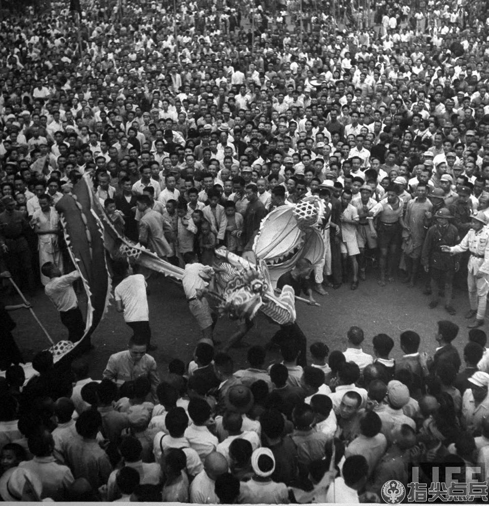 1945年8月15日 中国军民狂欢庆祝日本投降