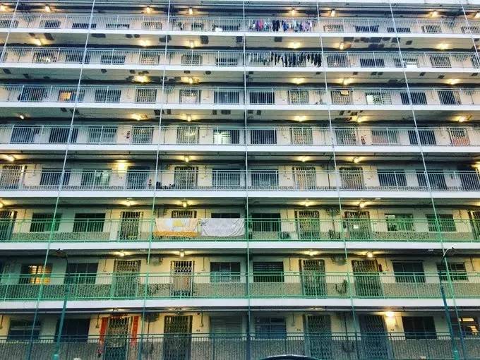 正文  南山邨 薄荷小清新 南山邨和彩虹邨一样,也是典型的香港公屋