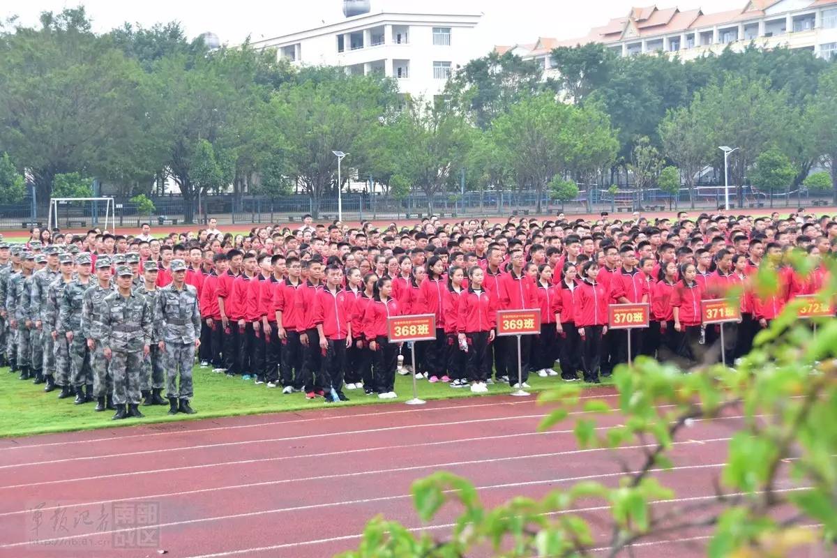 直击德宏州民族中学军训现场