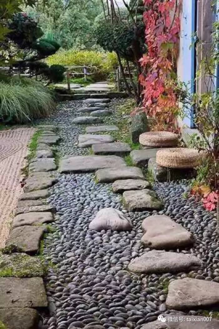 用形状不规则的卵石头来勾勒花坛的沿边, 或铺设人行道, 使庭院小路