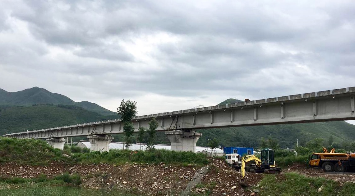 石河上游为石河水库,架梁期间,秦皇岛进入雨季,河道