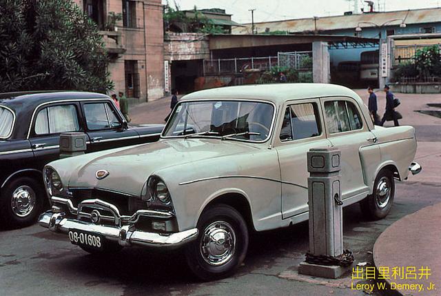 上海 1983年10月8日,在中山路上某个大楼旁停着的上海牌小轿车