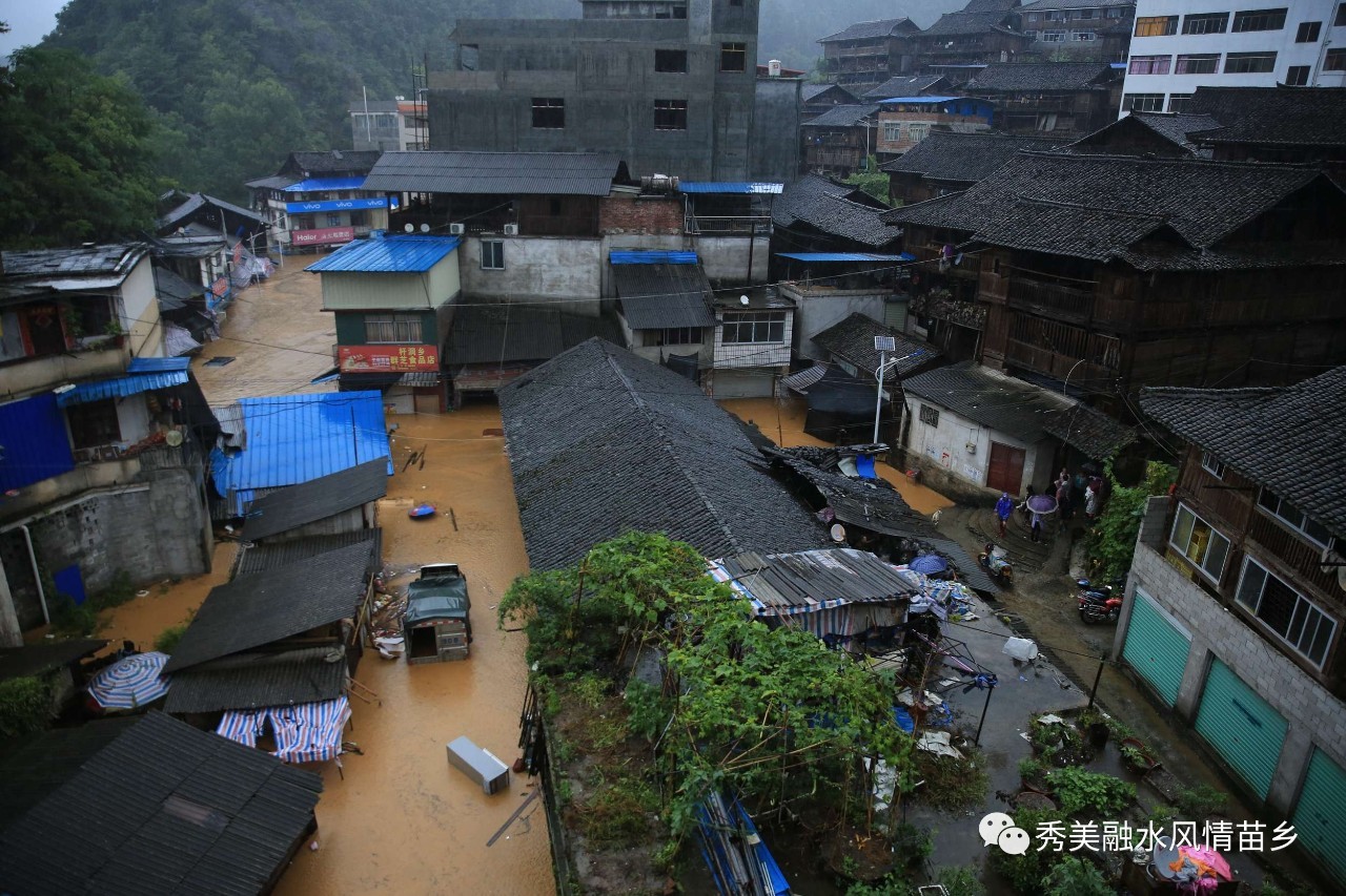 杆洞乡杆洞街,低水位建筑被淹泡在山洪中