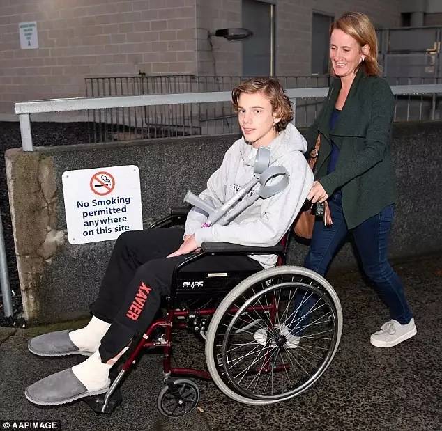 3天后,这名16岁的少年坐着轮椅出院了,尽管依然疼痛,少年脸上却挂着