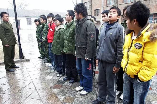 青少年死于中国戒网瘾营地事件引起愤忿