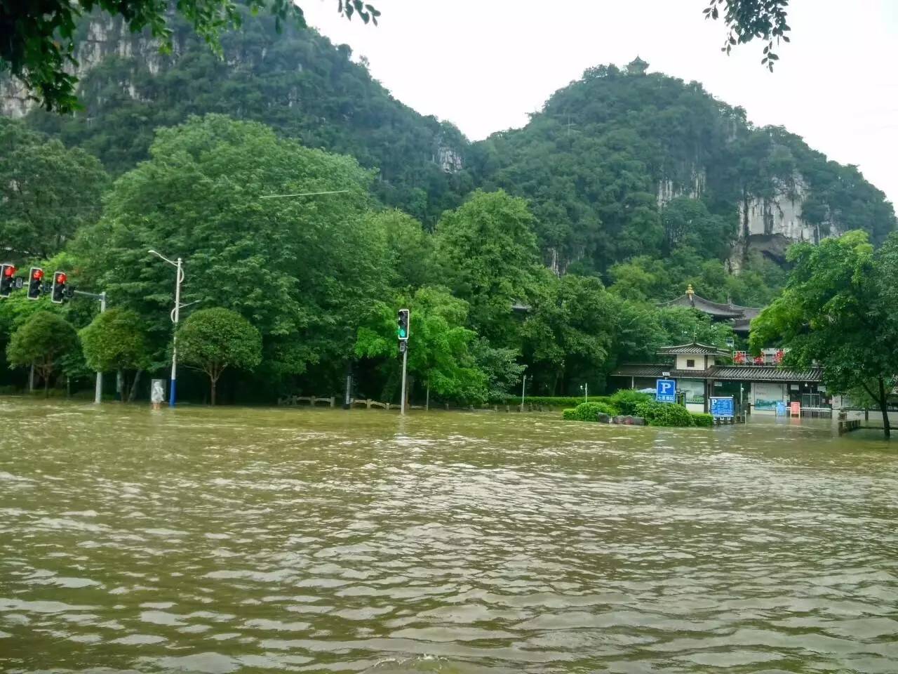 广西部分地区发布暴雨预警 桂林多条河流出现超警洪水