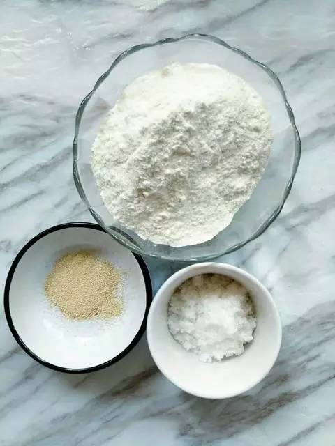 材料:面粉100克;糖10克,也可以不加;水基本是粉类的2分之一,也可以换