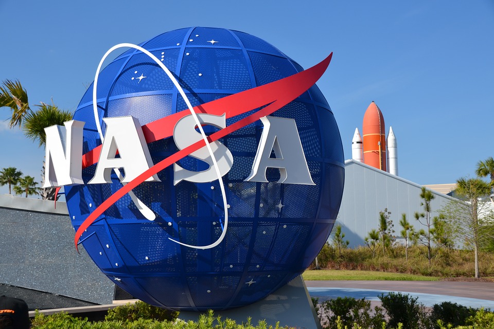 NASA 在日食期间通过气球将细菌送入平流层