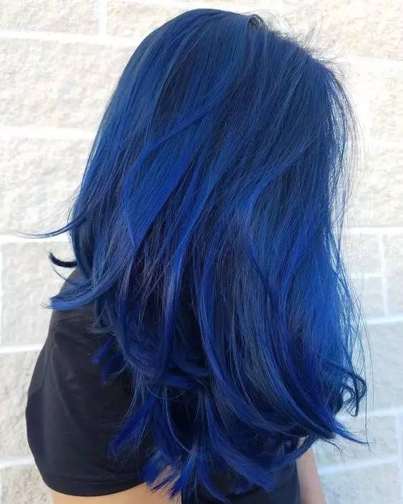 正文  "可乐蓝"从不是男爱豆的特权,宝妈何洁已经留了半年多的蓝色发