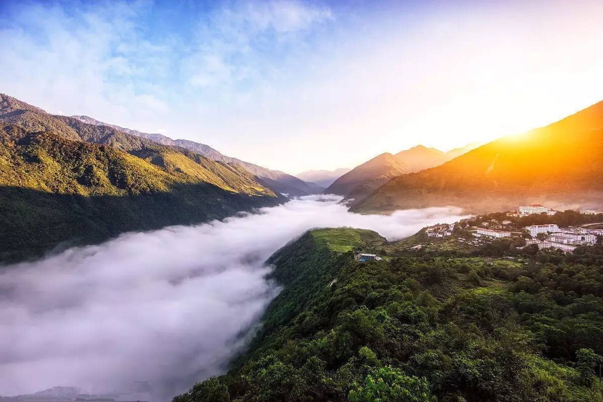 层层云海将墨脱的山峰点缀得愈加神秘.