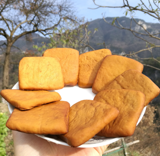 土生土长的土特产 活跃在游客的味蕾上 尝美食,品香茗 地道的巴东"山