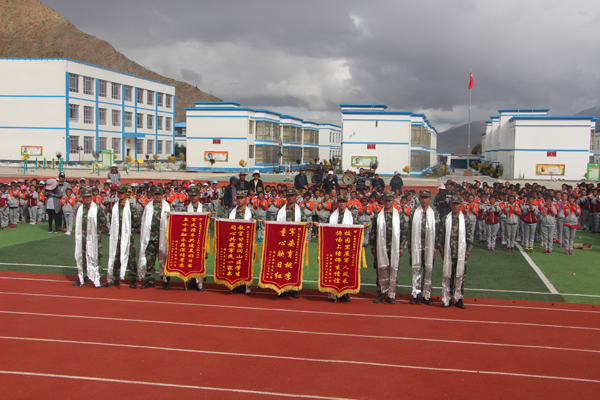 近日,驻藏武警黄金第十一支队隆子县工作区官兵受驻地日当镇小学校长