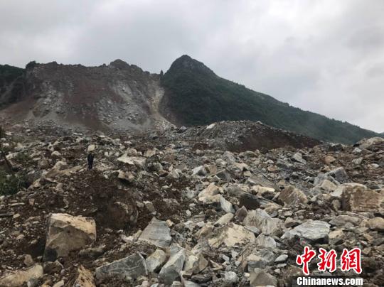 图为纳雍县张家湾普撒村发生山体垮塌现场. 钟欣 摄图片