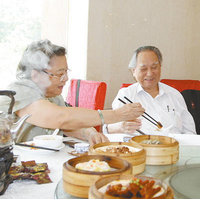 饮早茶是广东老年人必不可少的美食生活.