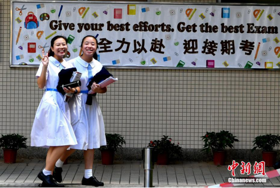 例如香港的福建中学女生校服,仅在领口和腰部加以点缀,整体呈现了素净