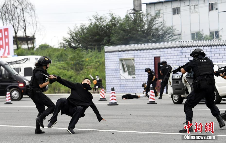 德阳警方举行反恐防爆演练