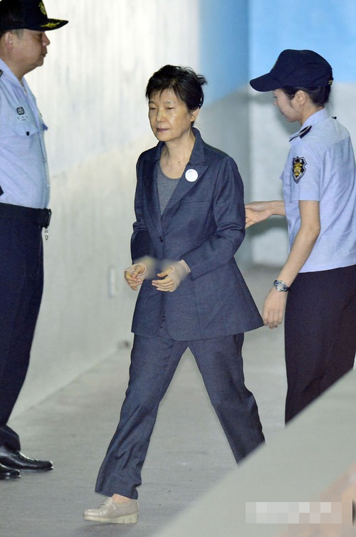 朴槿惠第61次出庭显憔悴 出院第二天受审未坐