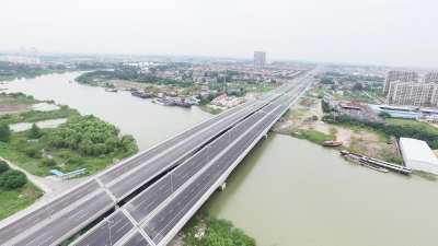 再到宁启铁路动车通行……大桥梦,火车梦,空港梦,高铁梦,新世纪的扬州