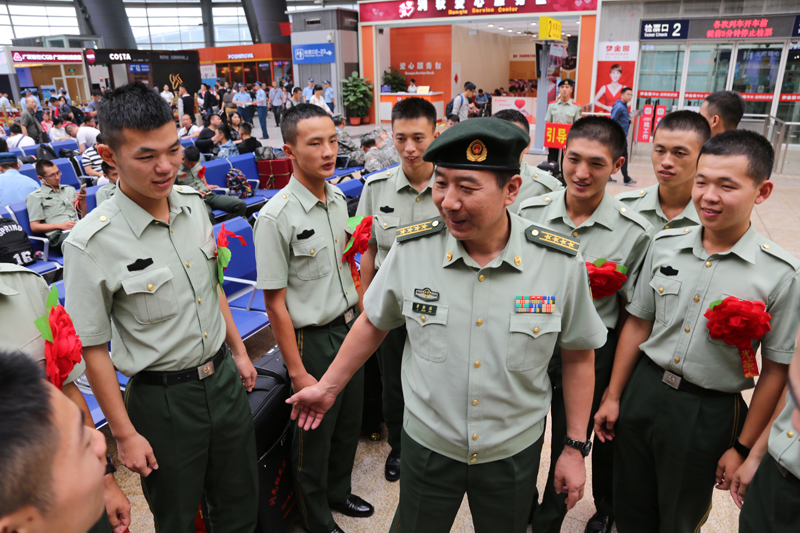 武警北京总队十四支队欢送200余名老兵光荣返乡