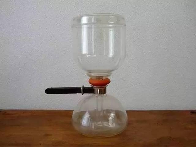 管,扣动了虹吸式咖啡壶(syphon)的发明板机,英国人拿比亚以化学实验用