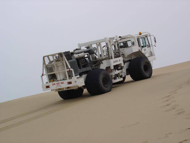 沙漠物探专用车图片
