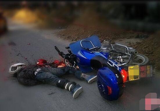 骑摩托车出车祸头掉了图片