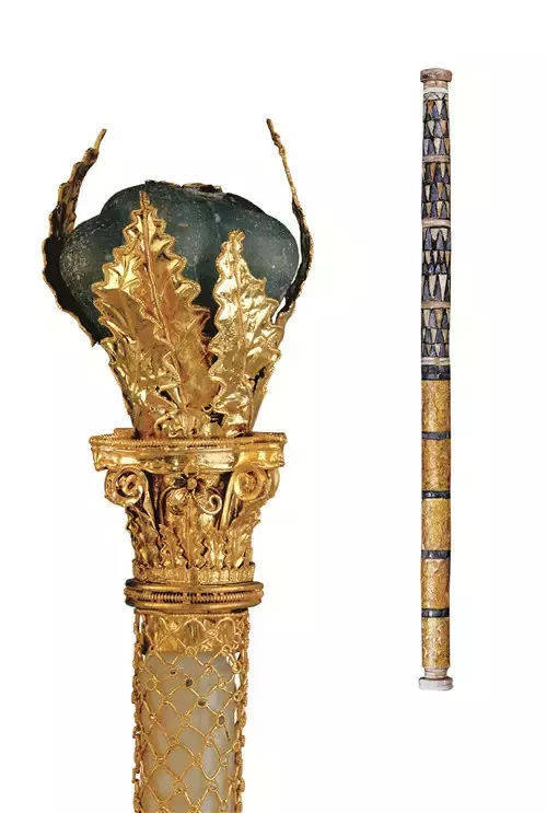 (左图)一根有黄金装饰的权杖顶部,可能属于意大利塔兰托的希腊赫拉