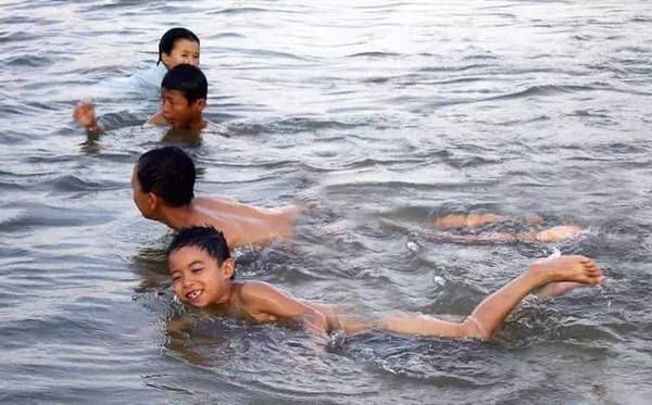 童年下河游泳图片图片