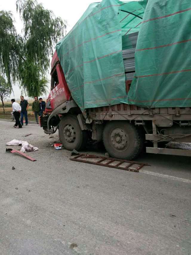 焦作武陟縣新洛路發生交通事故,追尾司機當場死亡