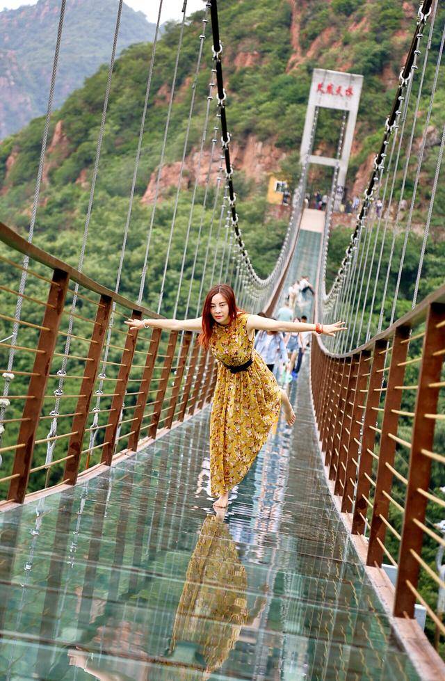 玻璃桥创意拍照姿势图片