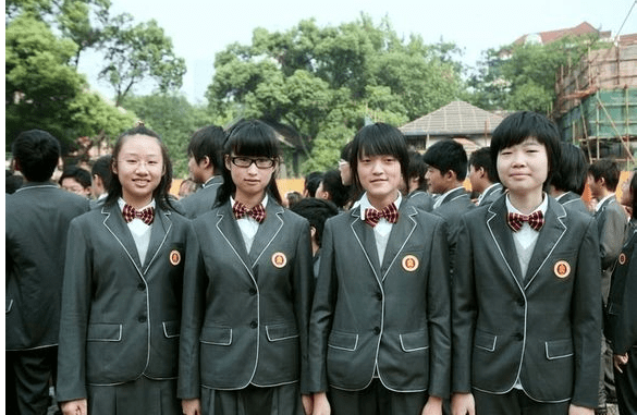上海市复旦附中 作为四大高中之一,这套校服与戏剧学校的雷同,算是蛮