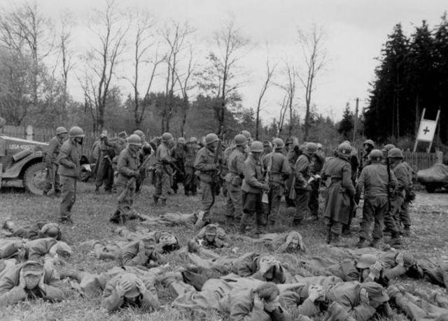 1945年4月 慕尼黑 美军对投降的德军士兵进行搜身