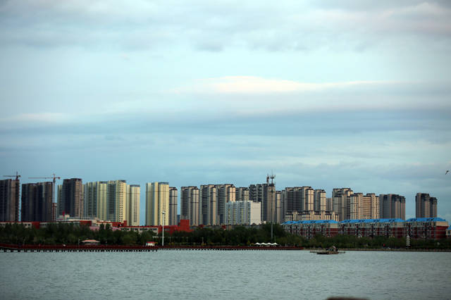 黎明湖位于大庆东城的中心,四周高楼围绕,颇有海滨城市的韵味.