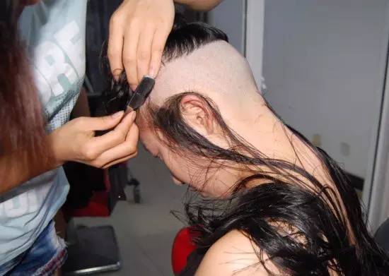 一款亮瞎眼的女生发型给你们 女生们一定会喜欢的 图片来源@小树剪发
