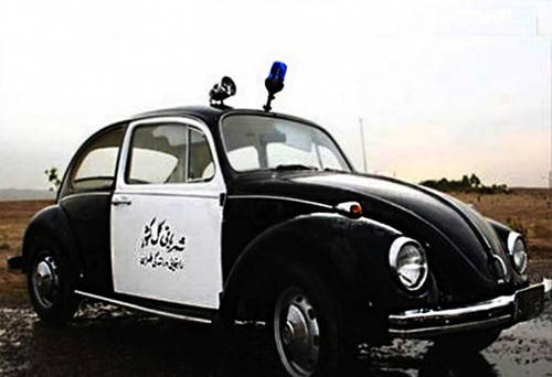 这辆黑白相间的伊朗警车是不是少了点威严?