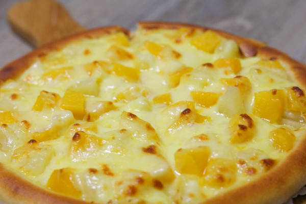 黄桃,菠萝搭配松软嚼劲的面饼和美味的蛋黄酱,一份清爽的披萨就出炉啦