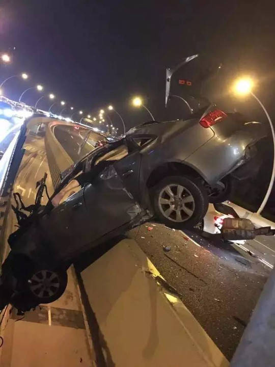 上海车库车祸图片