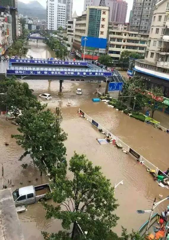 强降雨再袭贵州,织金县城一夜成湖,洪水中这些熟悉的身影在守护!