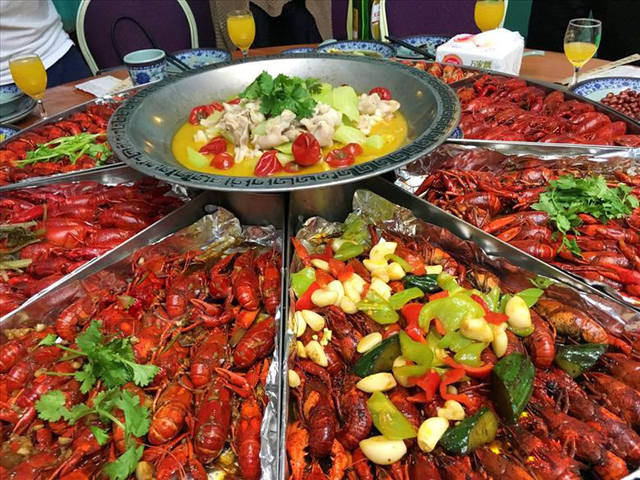 最豪华龙虾宴,一桌含八种口味;小伙伴都吃爽