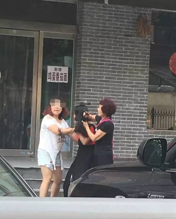 郑州一女子当街被撕衣服剪头发无人制止