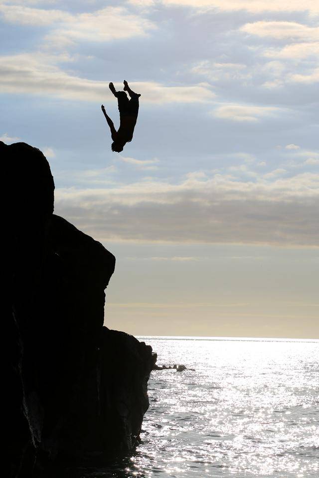 风情万种夏威夷,比基尼美女悬崖跳海挑战极限