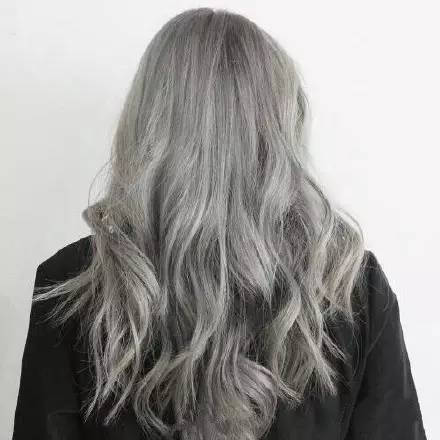 青亚麻灰色,酷似去年大火的奶奶灰的发色,但在灰调中又有一些丰富的