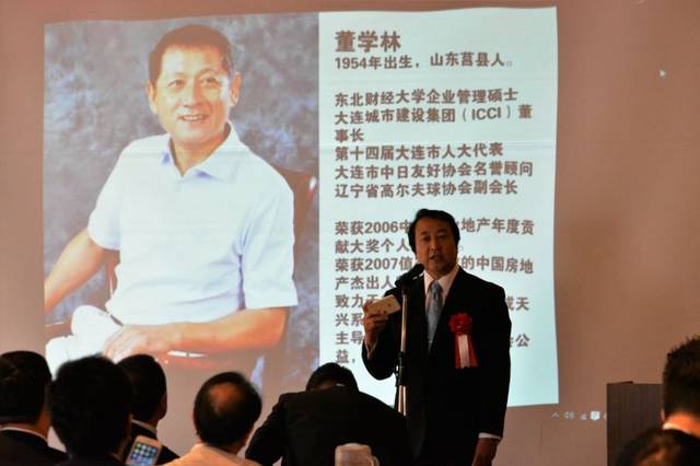 会长王德麟在介绍商会【高级顾问—大连城市建设集团董事长董学林