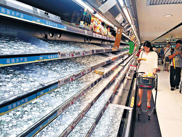 8月1日晚上,广州天河城超市的菜肉食品被抢购一空\网络图片