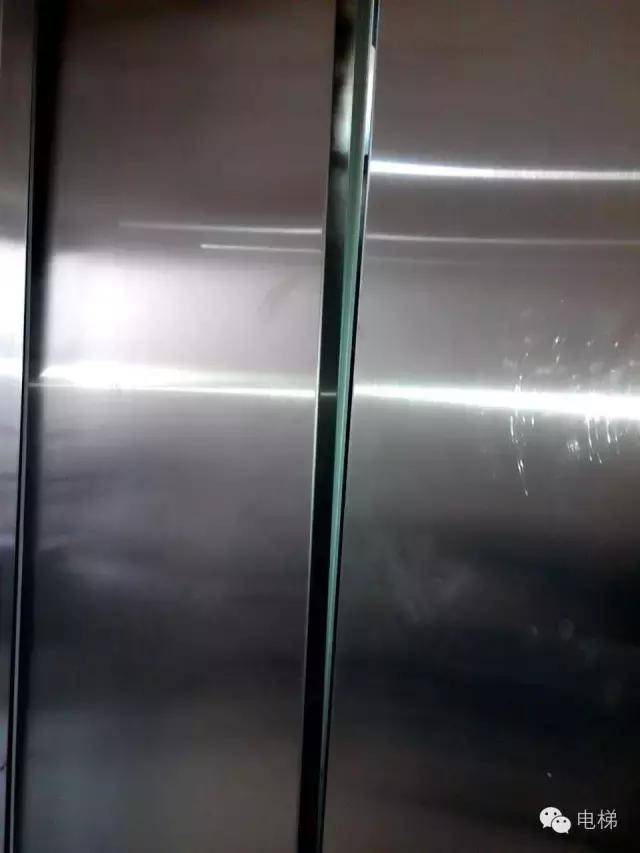 业主们故意破坏电梯,装修的时候不正确使用电梯,超载,沙子弄到门机