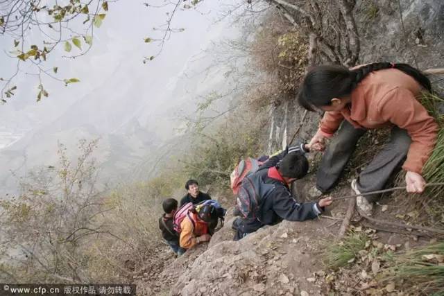 在中国 至今仍有许多贫困地区的孩子需要爬山,渡河去上学▼