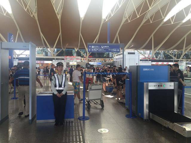 浦东机场安检现场运行经理夏功伟表示:旅客出行,尽可能提前到达浦东