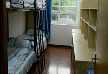 复旦附中上海中学的宿舍条件很好,寝室4人一间,课桌摆放井然有序,两间