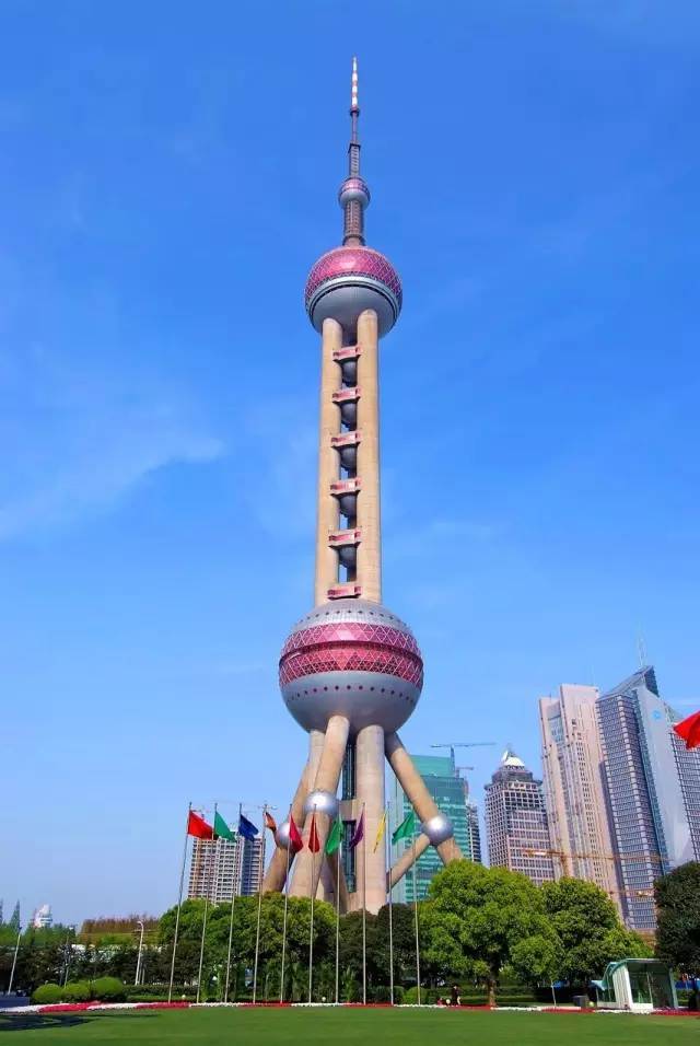 东方明珠塔塔高468米,由11个大小不一的球体串联,这个设计灵感来源于
