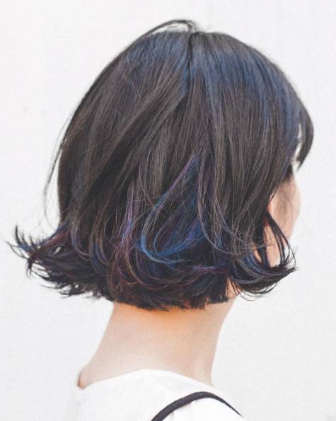 ▼将发尾挑染成不同颜色的渐层效果,紫色与蓝色带点迷幻的星空风格,让